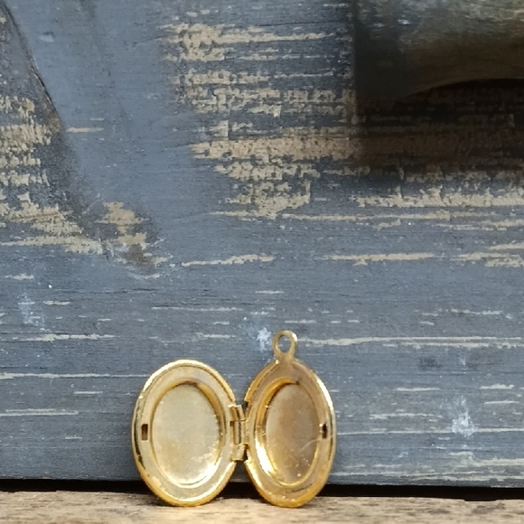 Vintage Gold Locket Pendant - Picture 2 of 5